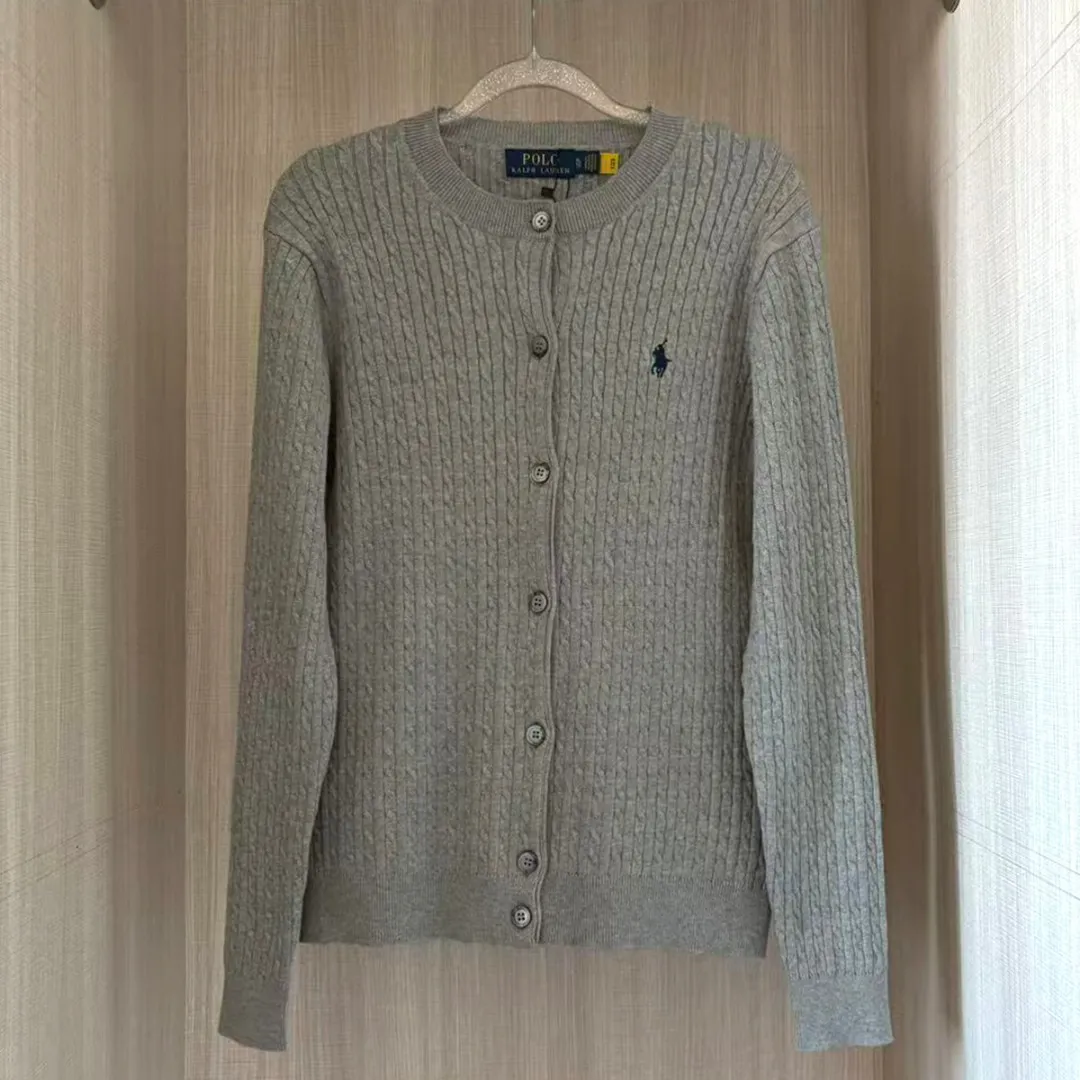 P200 RALPH LAUREN Ten-color classic small label embroidered round neck long-sleeved button cardigan knitted sweater top. Pure original high-density LOGO embroidery on the chest, original 1:1 customized tag accessories. Made of pure cotton yarn, multi-knitted pure cotton is skin-friendly and comfortable, small label war horse embroidery, small twist button polo neck sweater 🐎 high quality, follow the blogger to learn how to wear it! Let’s buy a Ralph Lauren cable sweater. It’s a super hard-to-find series after it became popular. It’s hard to find one on the official website. It’s simple and practical, has a lazy and loose feel, soft and delicate feel, and has a loose fit. Whether worn alone or layered, you can wear a simple one to create different styles of fashion!  Color: White Black Navy Blue Gray Pink Red Watermelon Red Blue Apricot Light Purple Size: S M L XL